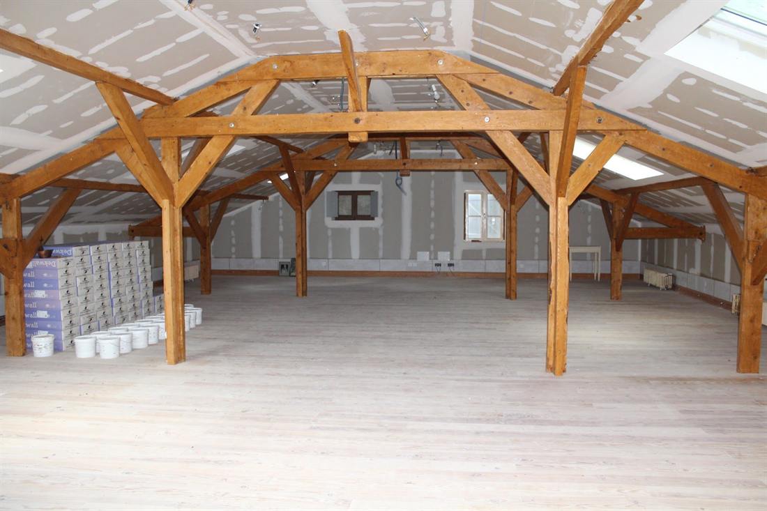 La gran sala bajo su armadura restaurada