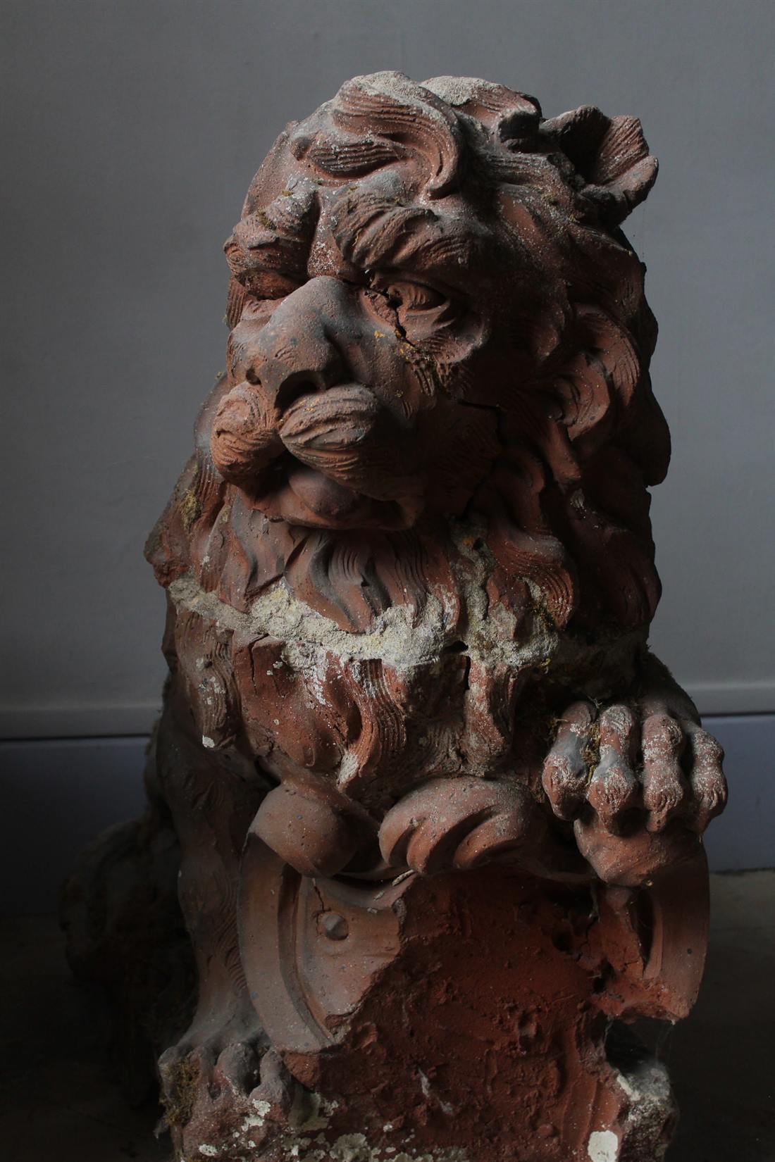 Lion en terre cuite