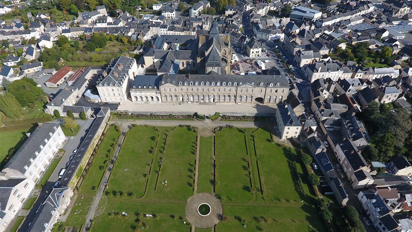 Heutige Aufnahme: Abbaye Notre-Dame d’Évron