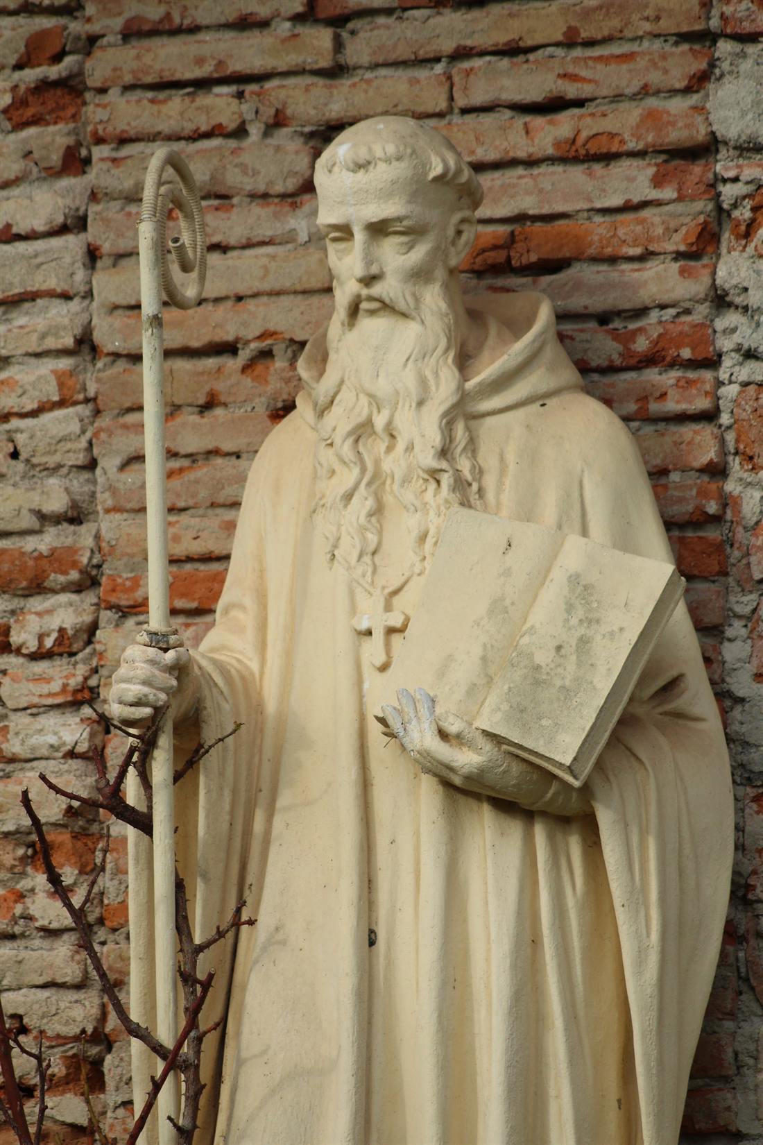 Statue de saint Benoît